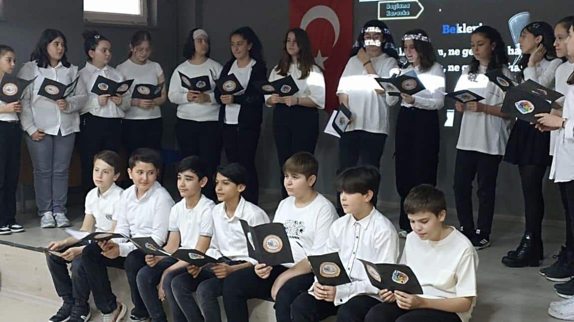 Milli Şairimiz Mehmet Akif Ersoy’u anma programı, okulumuz salonunda gerçekleştirildi.