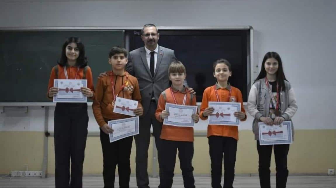 Zeka oyunları yarışmalarında 3 öğrencimiz ilçe birincisi olarak ilçemizi Balıkesir Finallerinde temsil etmeye hak kazandı.