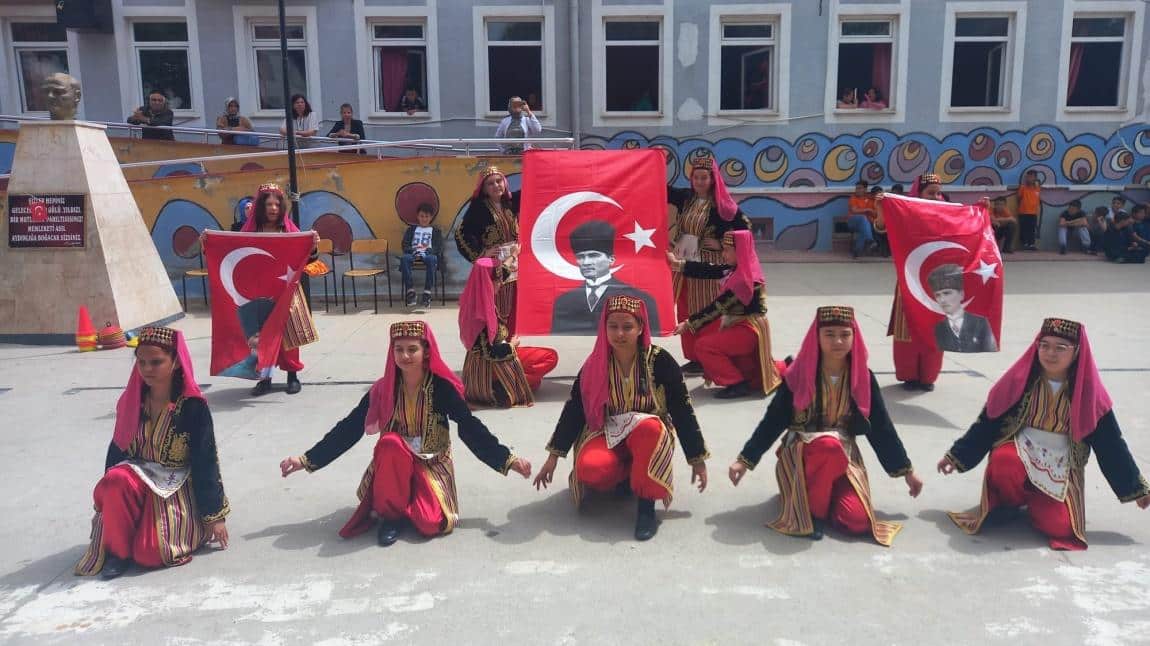 23 Nisan etkinliklerinde Ermiş Soylu İlkokulu halk oyunları grubu gösteri yaptı