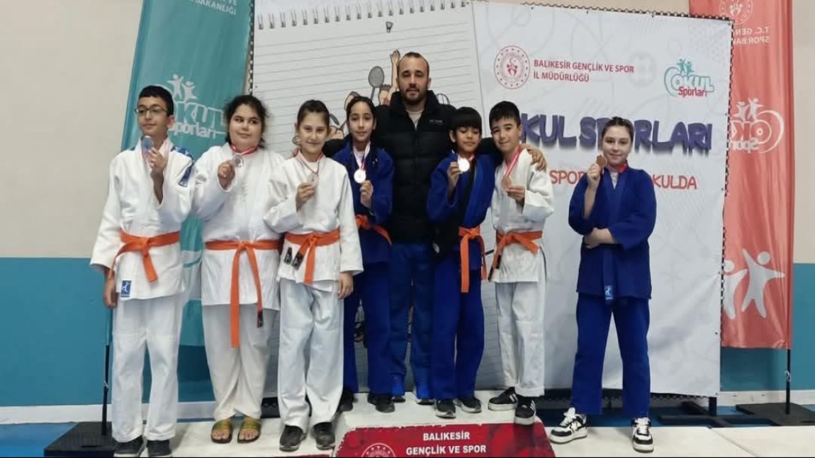 Judo dalında madalyalarla dönüyoruz.Tebrikler çocuklar