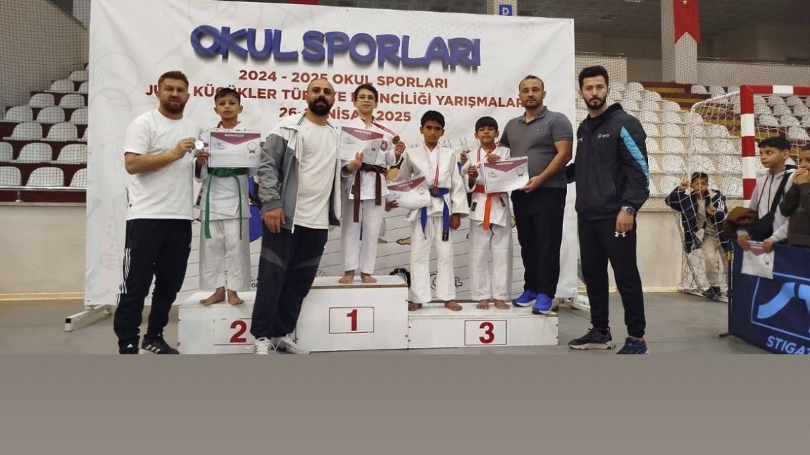 5.Sınıf öğrencimiz Yiğit YAŞAR TÜRKİYE 3.sü oldu.