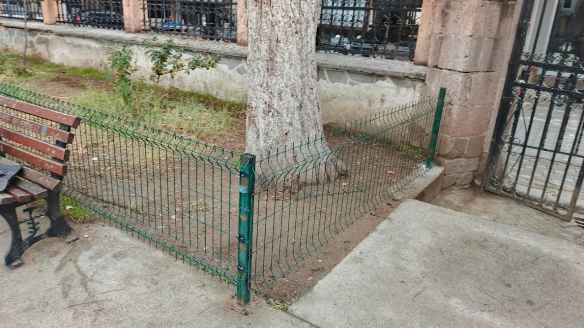 Okulumuzun yeşil alan bölümlerinin çitleri yenilendi